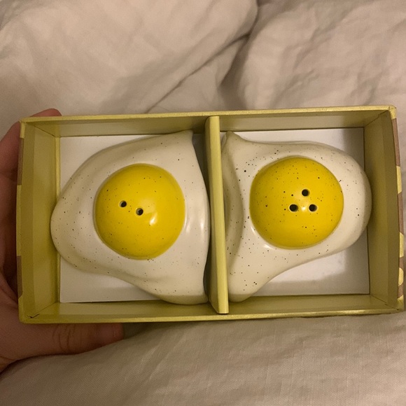 Fried, Egg, Salt and Pepper Shaker Set, includes salt and pepper shaker - Picture 1 of 7